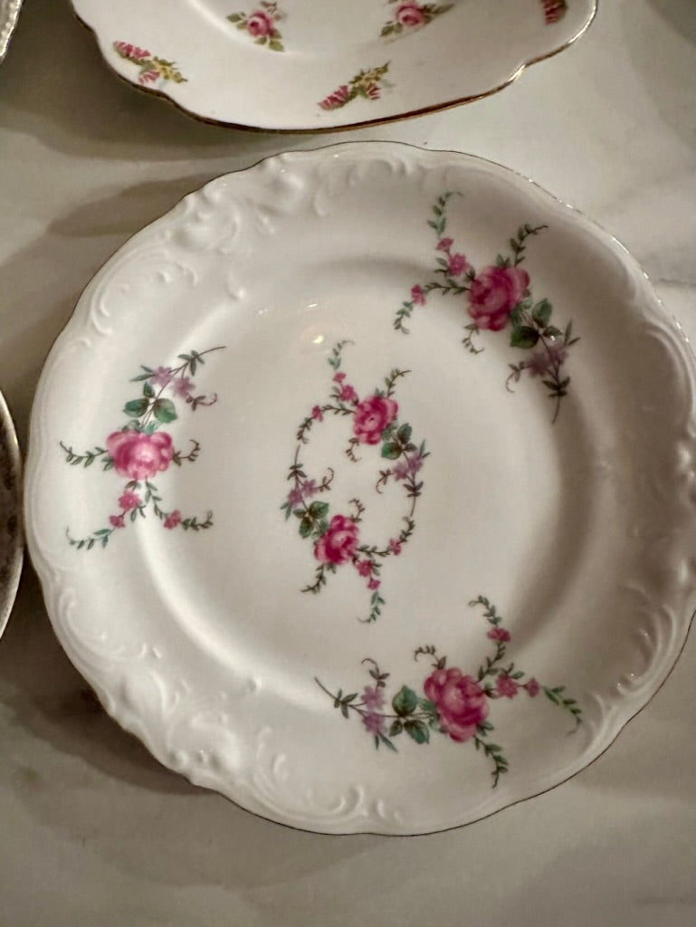 Mismatched vintage side plates with roses in the pattern #MismatchedPlates #RosesPattern - DharBazaar
