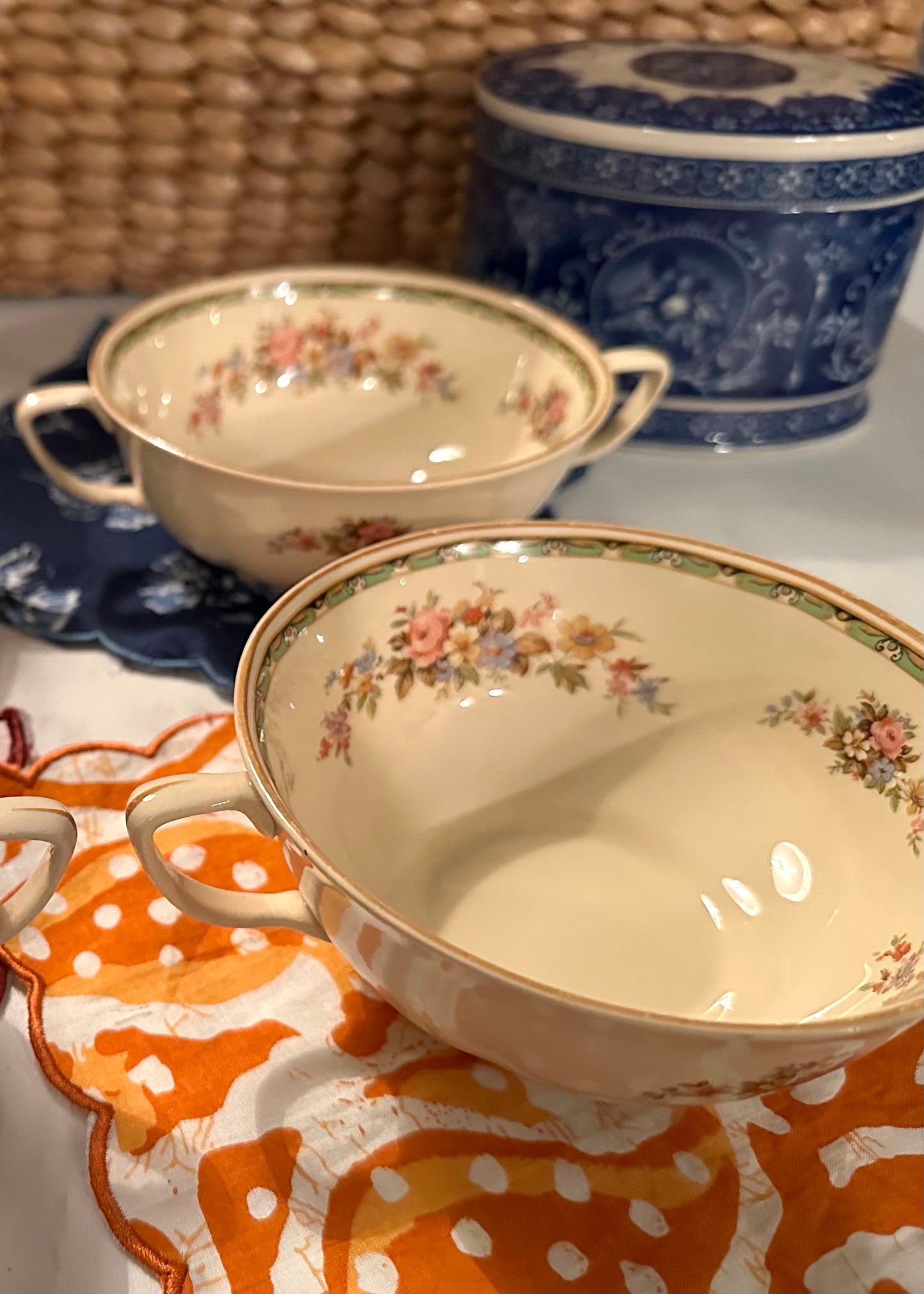 Vintage english soup bowls with under plates by Johnson Brothers #JohnsonBrothers #SoupPlates #VintageBowls - DharBazaar