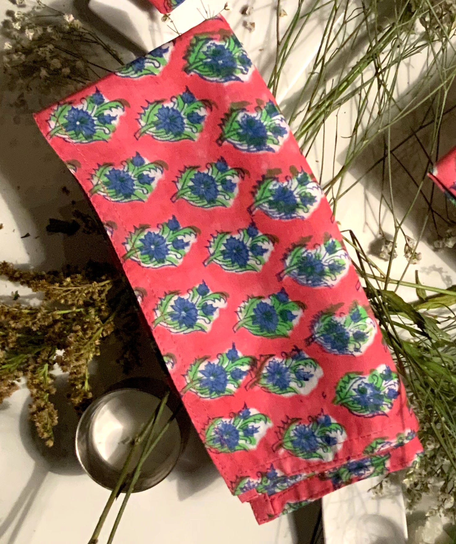 Hand-block Print Dinner Napkins of Blue Mughal Floral Design on Red Background #dinnernapkins #luxurynapkin #BestBlockprintNapkins - DharBazaar
