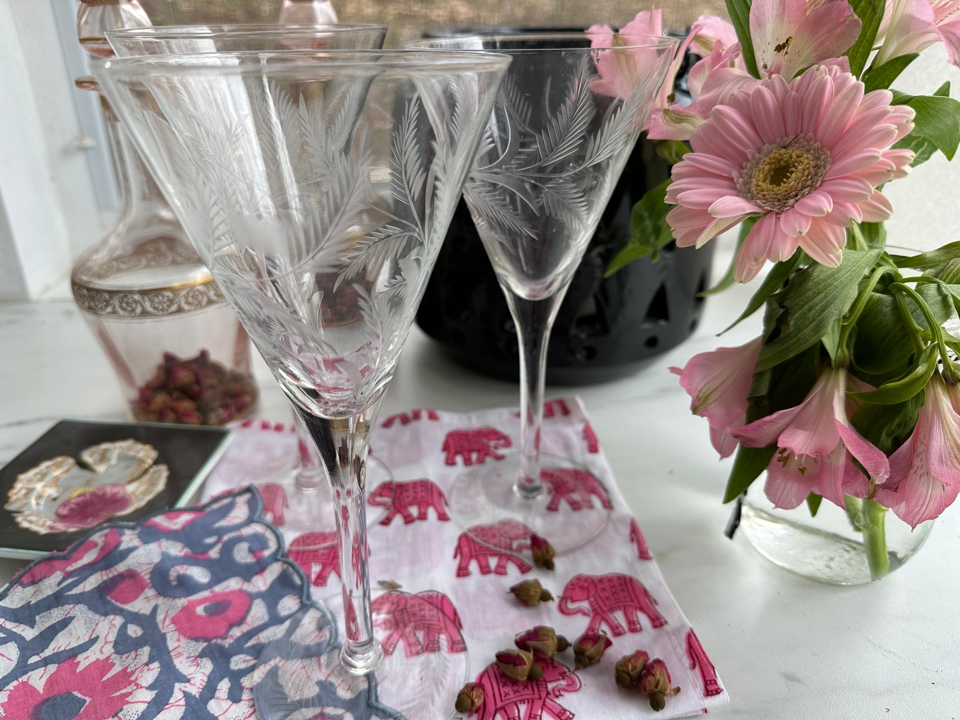 Delicately etched vintage champaign or wine glasses #EtchedGlass #VintageWineGlasses #LoveWine - DharBazaar